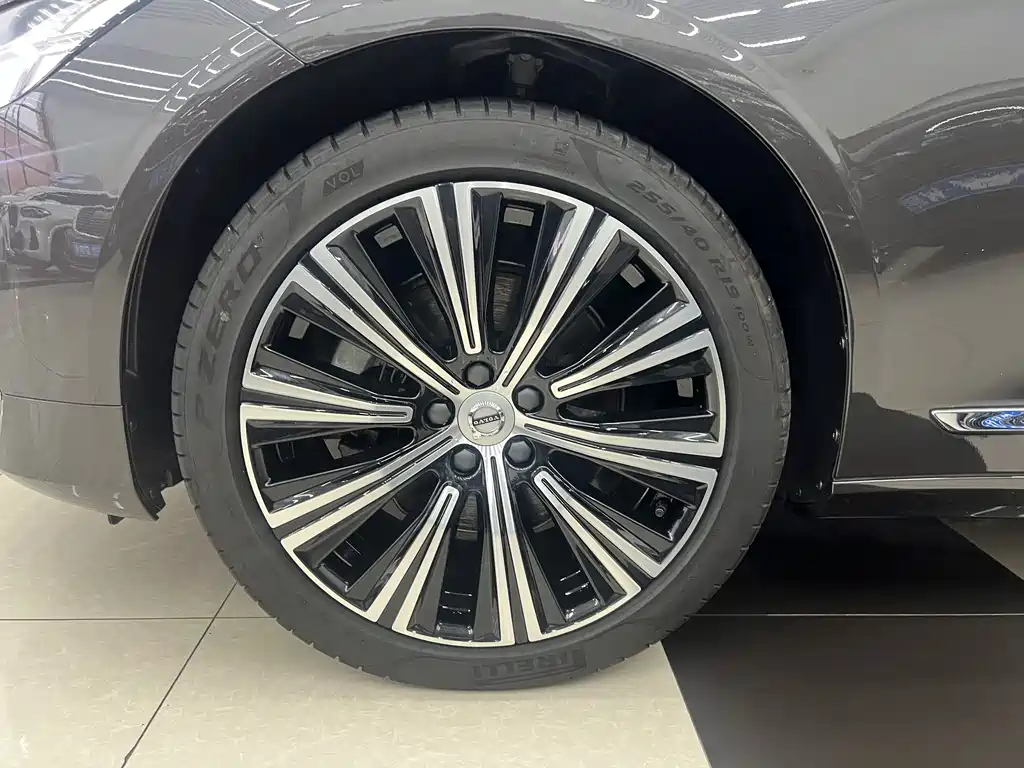 Volvo S90 2025