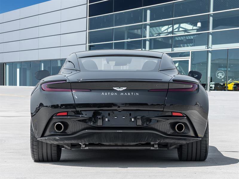 Aston Martin DB12 2024