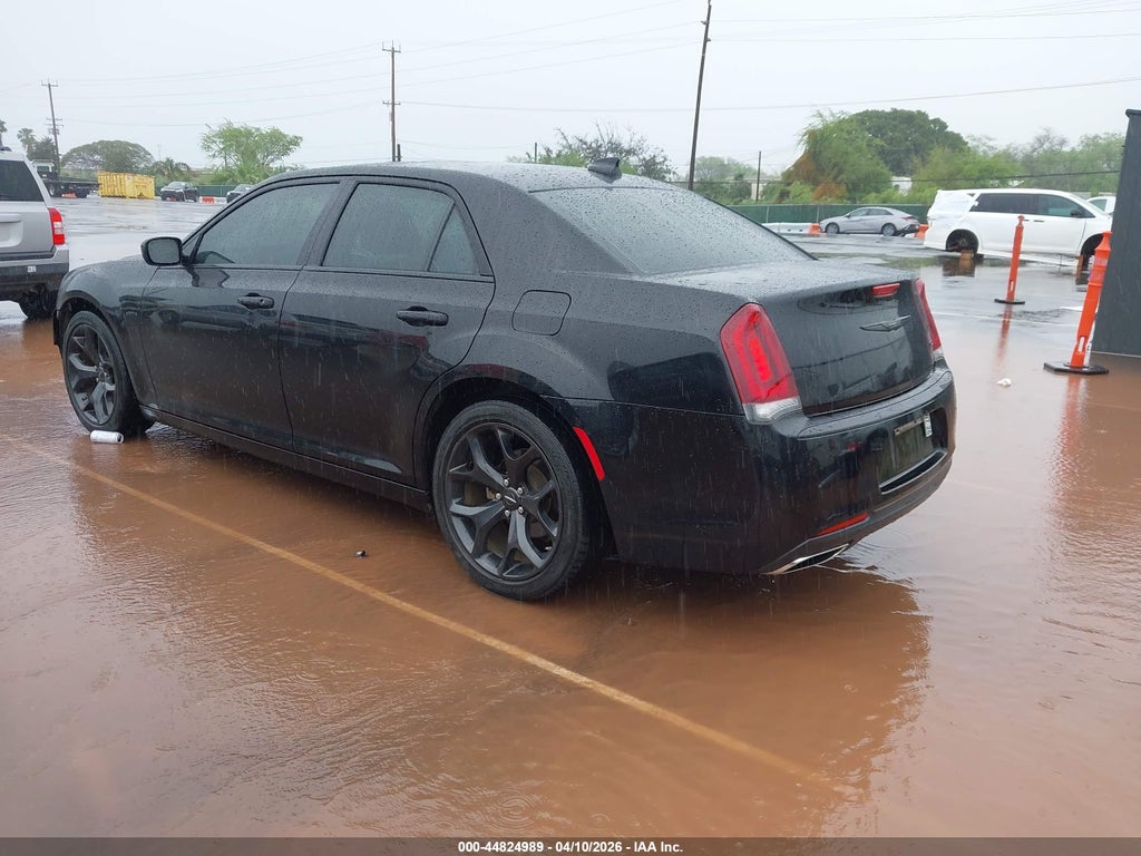 Chrysler 300 2022