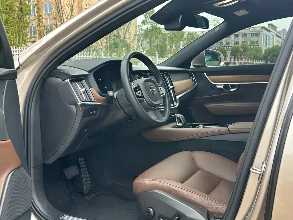Volvo S90 2025