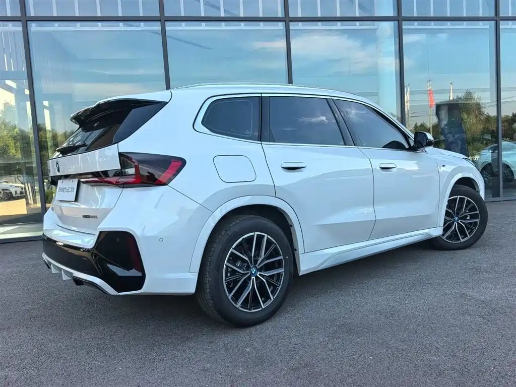 BMW iX1 2025