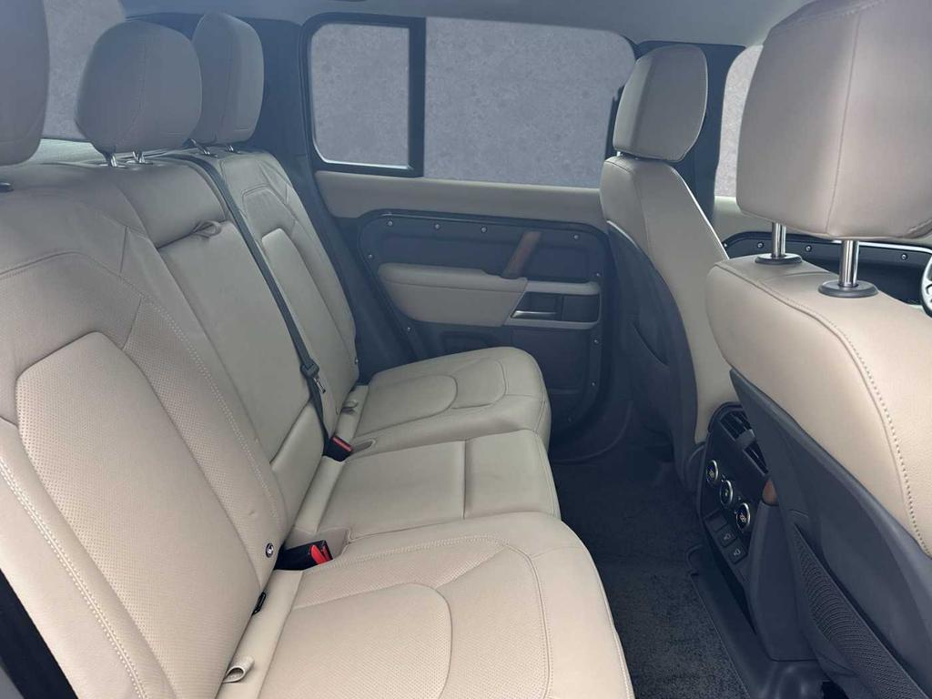 Land Rover Defender 2024