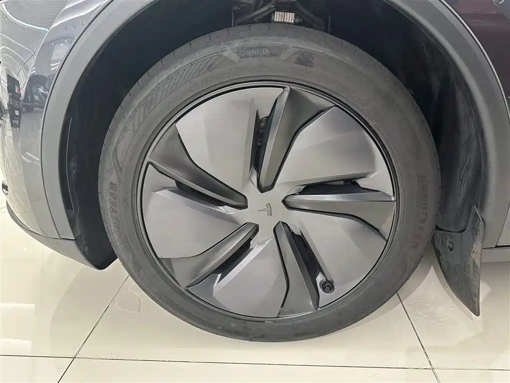 Tesla Model Y 2025