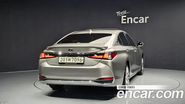 Lexus ES 2024