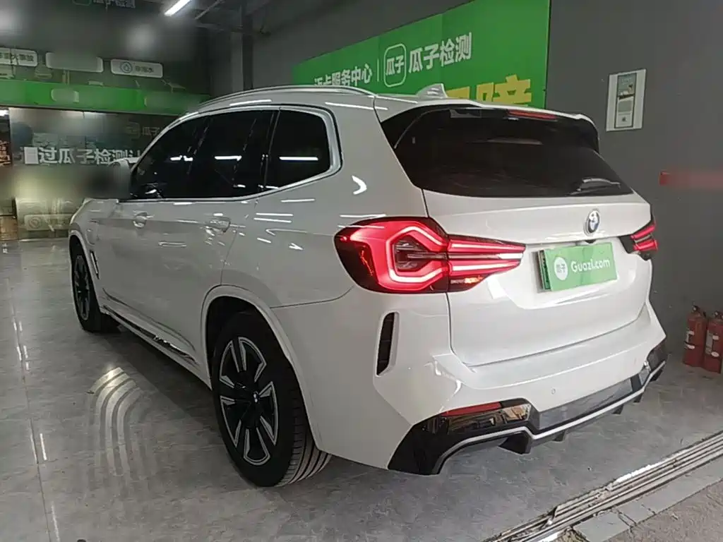 BMW iX3 2025