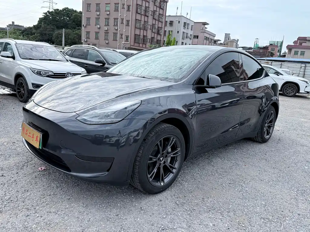 Tesla Model Y 2024