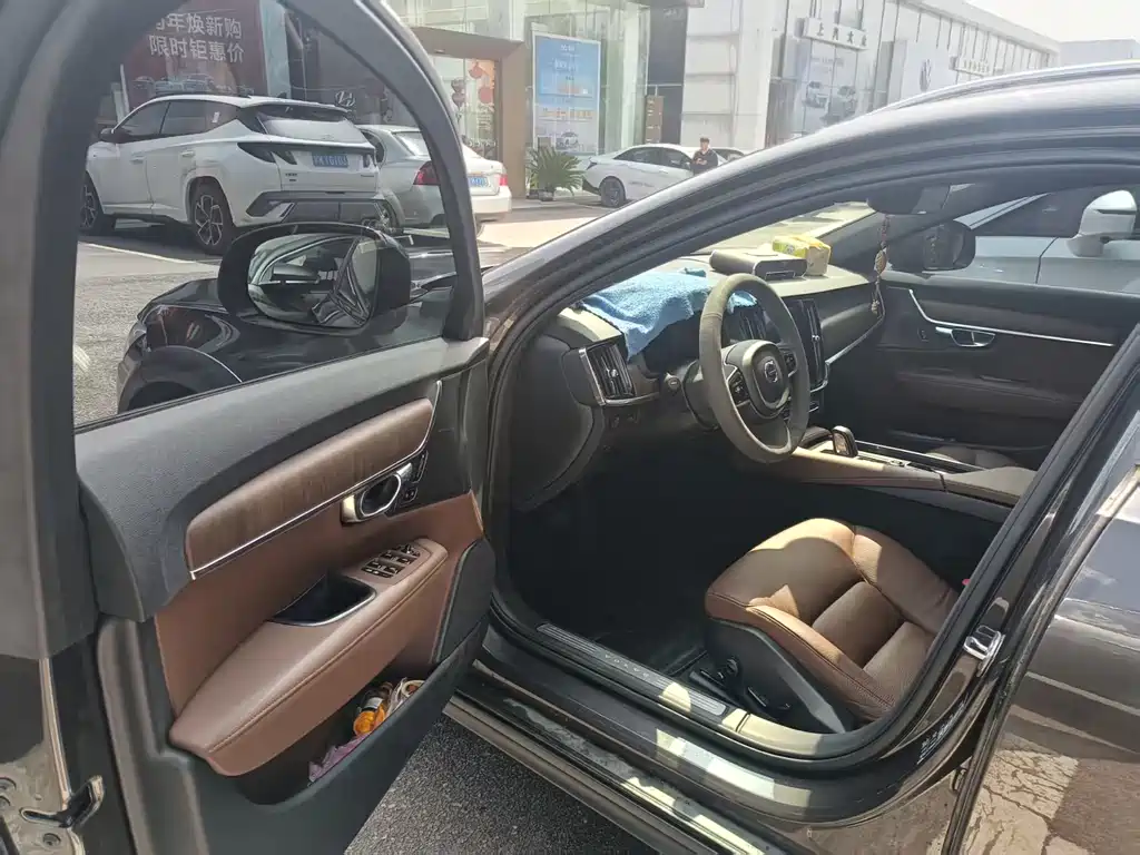 Volvo V90 2021