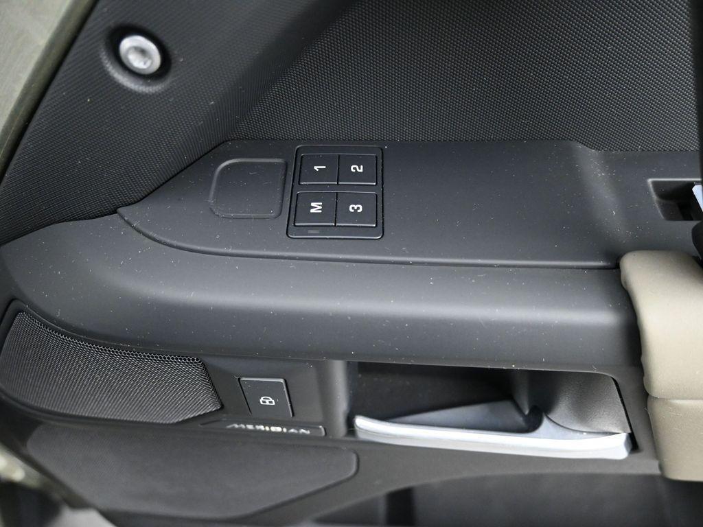 Land Rover Defender 2025