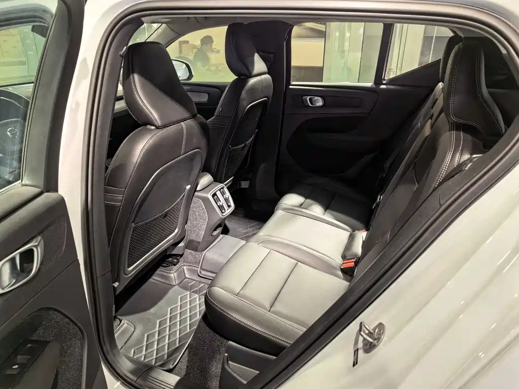 Volvo XC40 2025