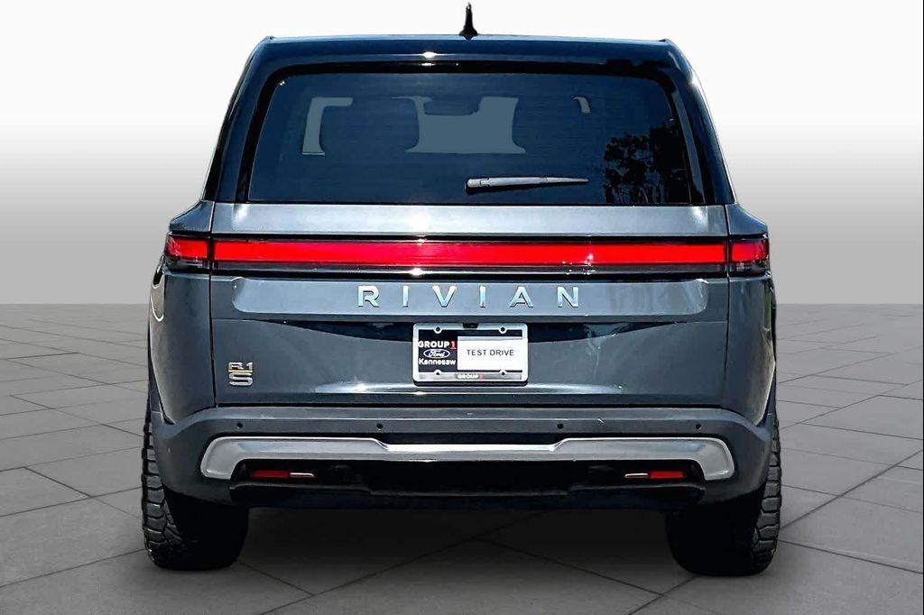 Rivian R1S 2023