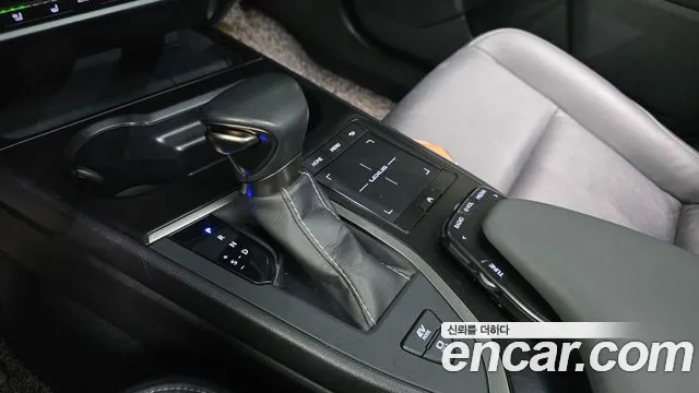 Lexus UX 2021