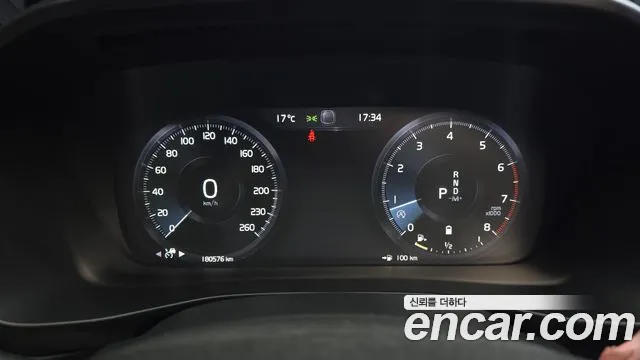 Volvo XC40 2021