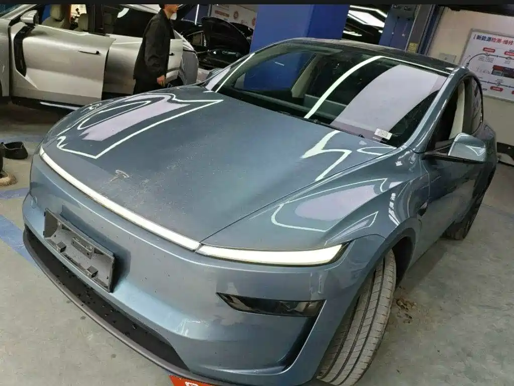 Tesla Model Y 2025