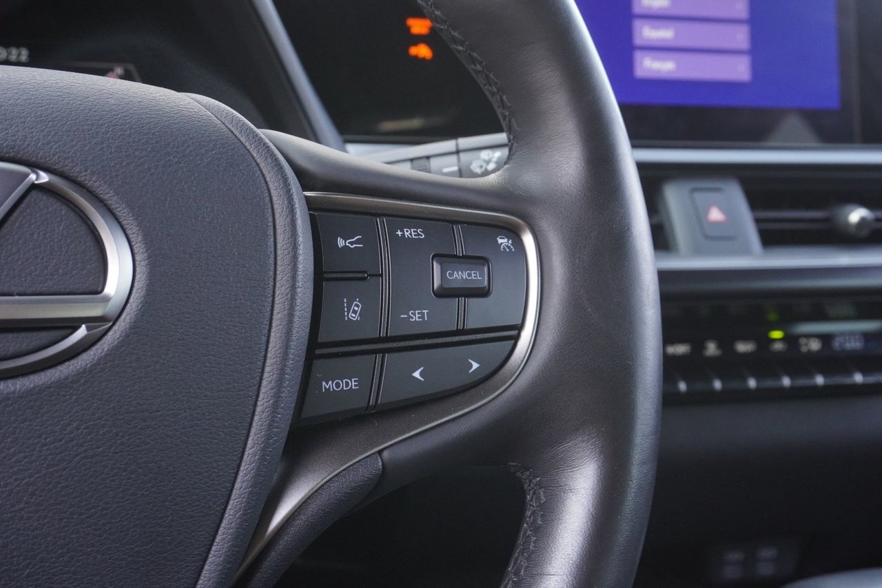 Lexus UX 2024