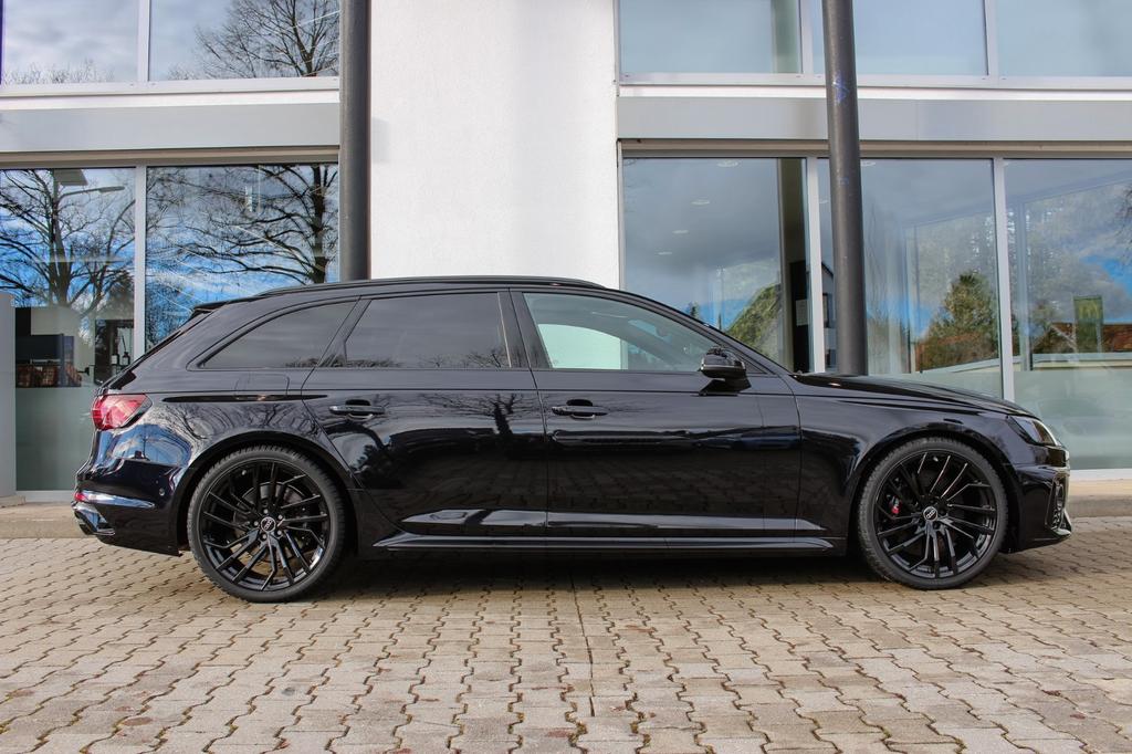 Audi RS4 2023