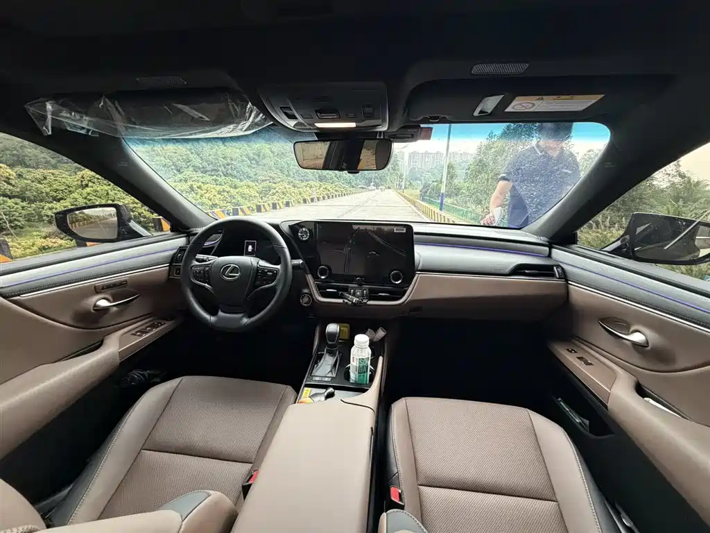 Lexus ES 2025
