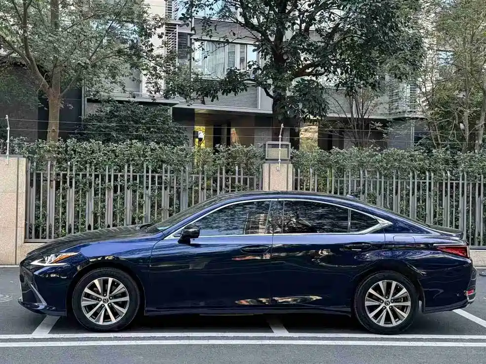 Lexus ES 2021