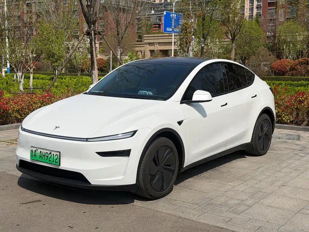 Tesla Model Y 2025