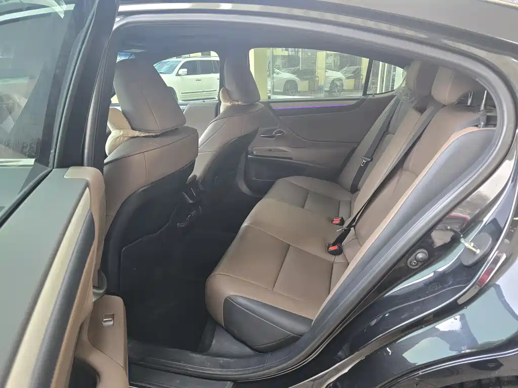 Lexus ES 2025