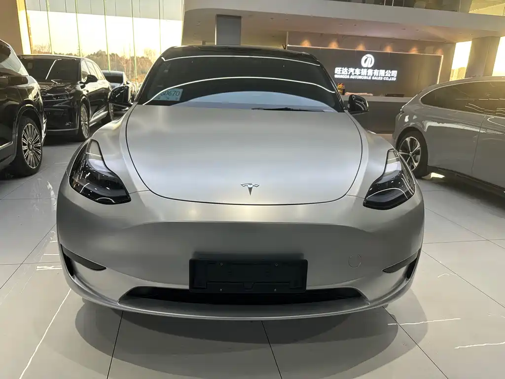Tesla Model Y 2024