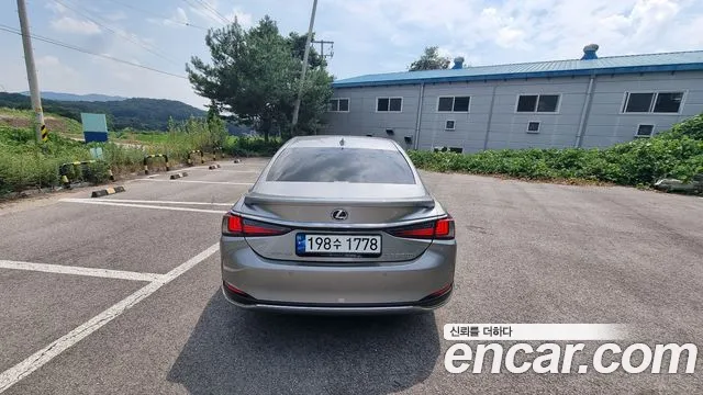 Lexus ES 2023