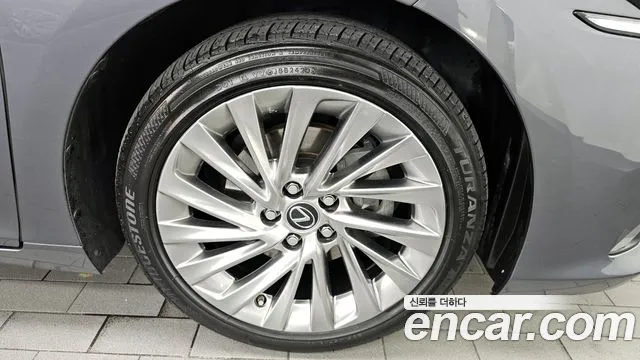 Lexus ES 2020