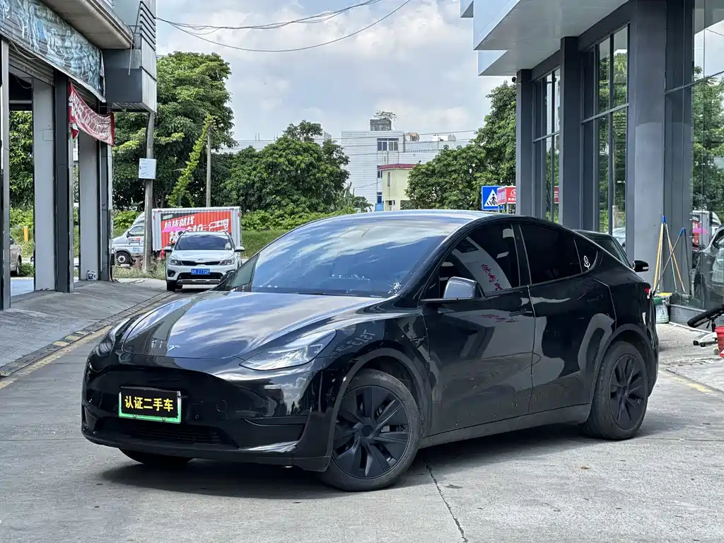 Tesla Model Y 2024