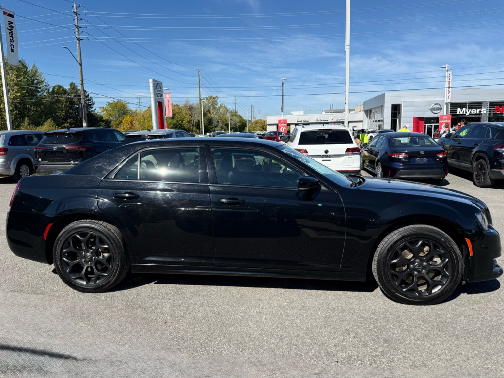 Chrysler 300 2022