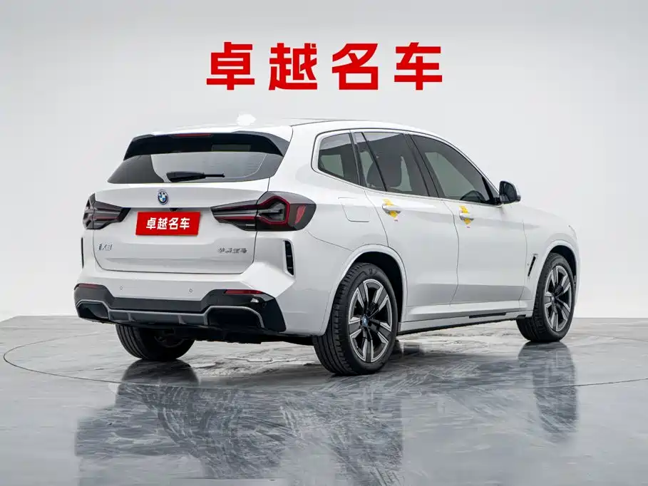 BMW iX3 2025