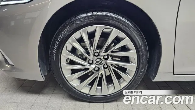 Lexus ES 2021