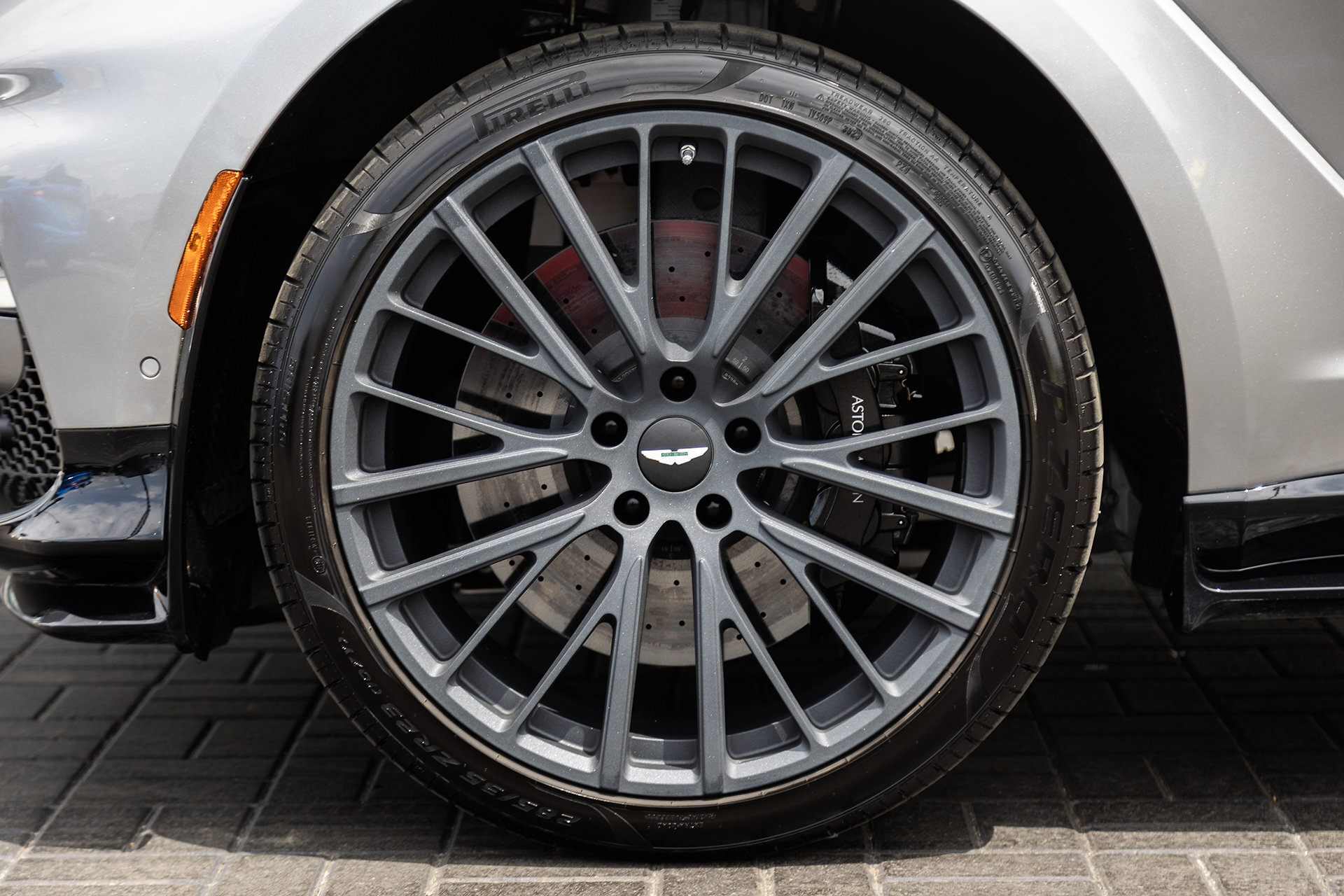 Aston Martin DBX 2023