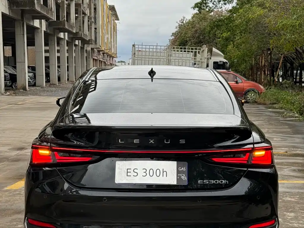 Lexus ES 2025