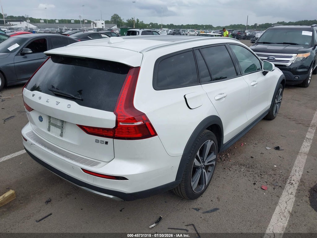 Volvo V60 Cross Country 2024