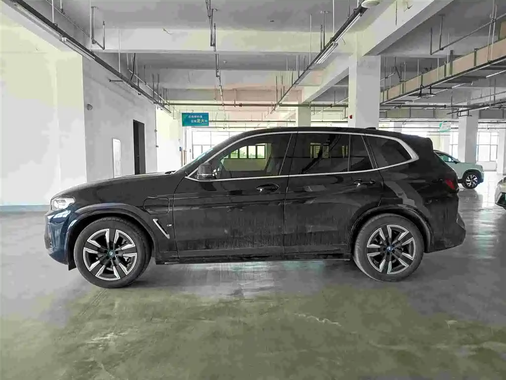 BMW iX3 2024