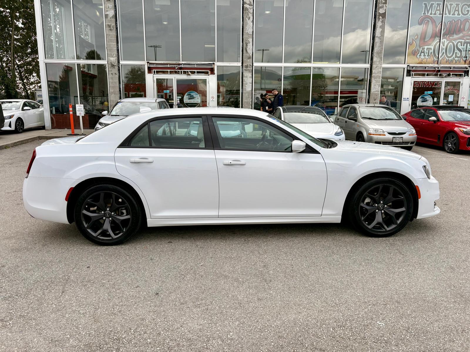 Chrysler 300 2023