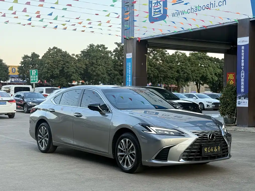Lexus ES 2025