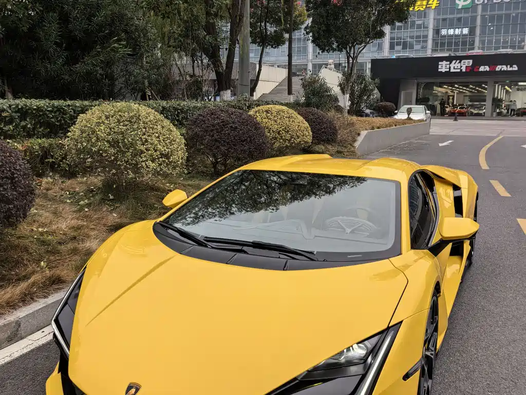 Lamborghini Revuelto 2025