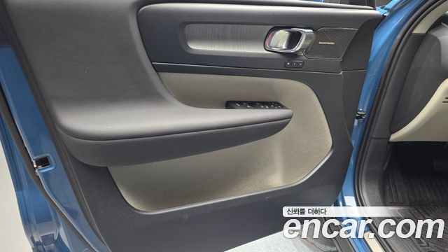 Volvo XC40 2025
