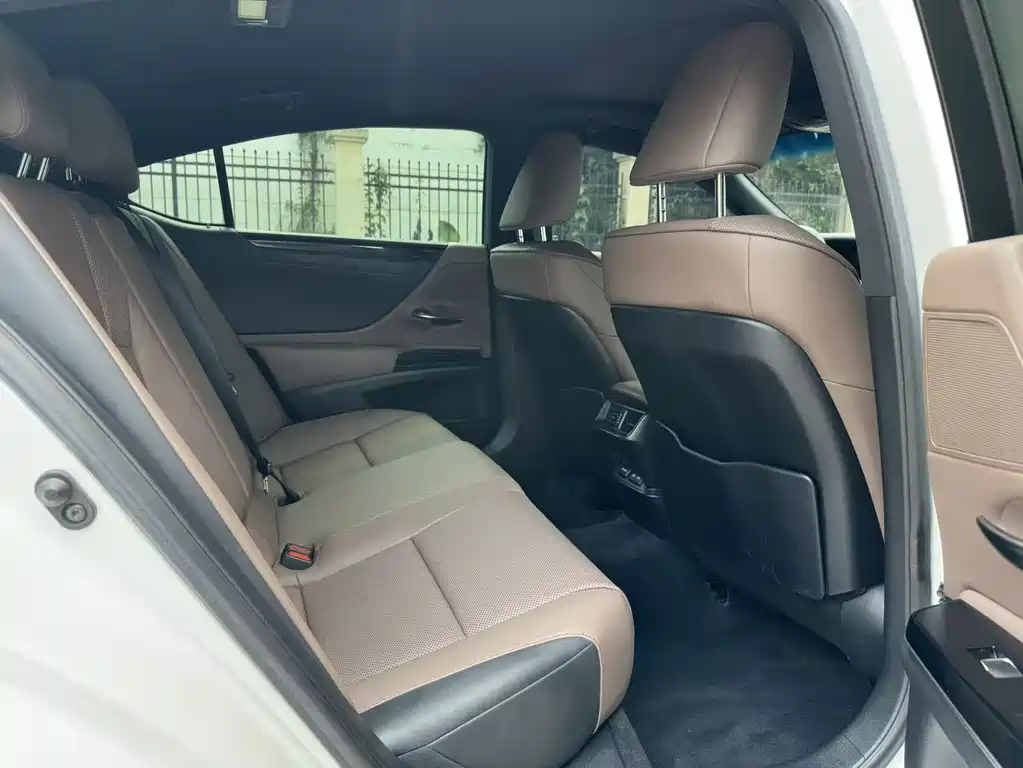 Lexus ES 2023