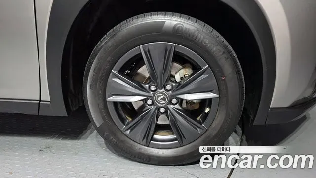 Lexus UX 2023