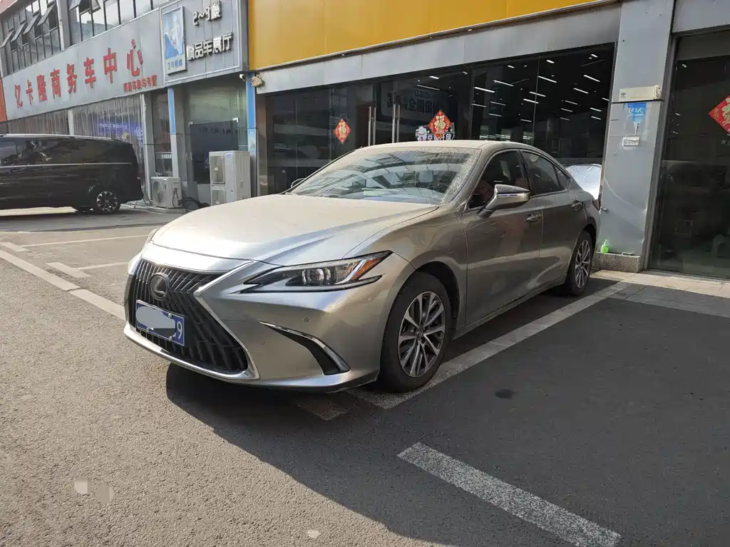 Lexus ES 2024