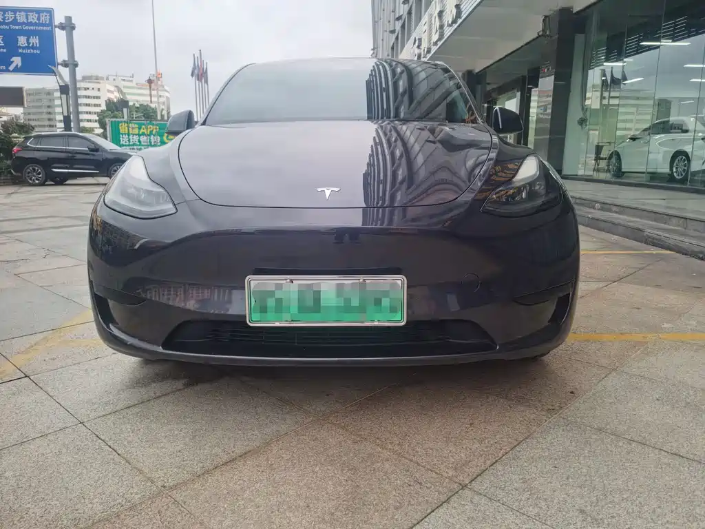 Tesla Model Y 2024