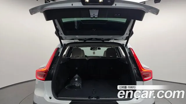 Volvo XC40 2025