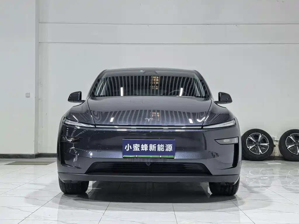 Tesla Model Y 2025