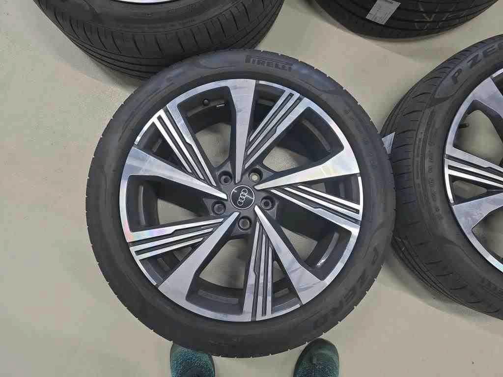 Audi Q6 e-tron 2025
