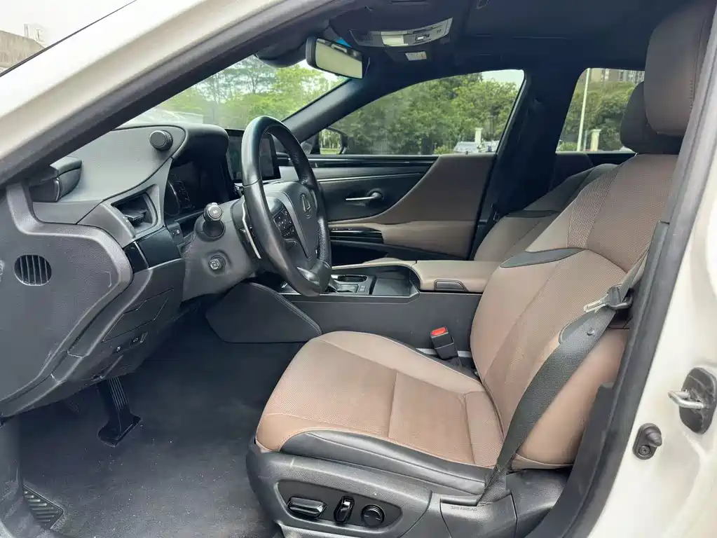 Lexus ES 2023