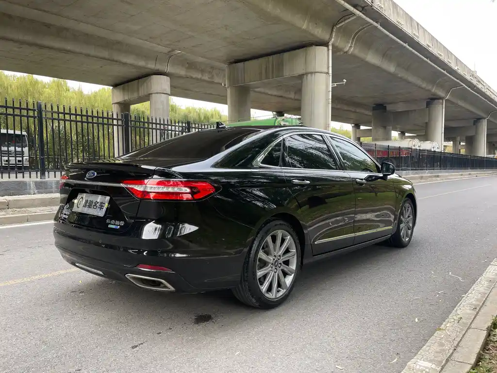 Ford Taurus 2021