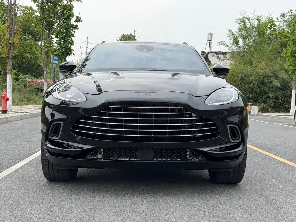 Aston Martin DBX 2022