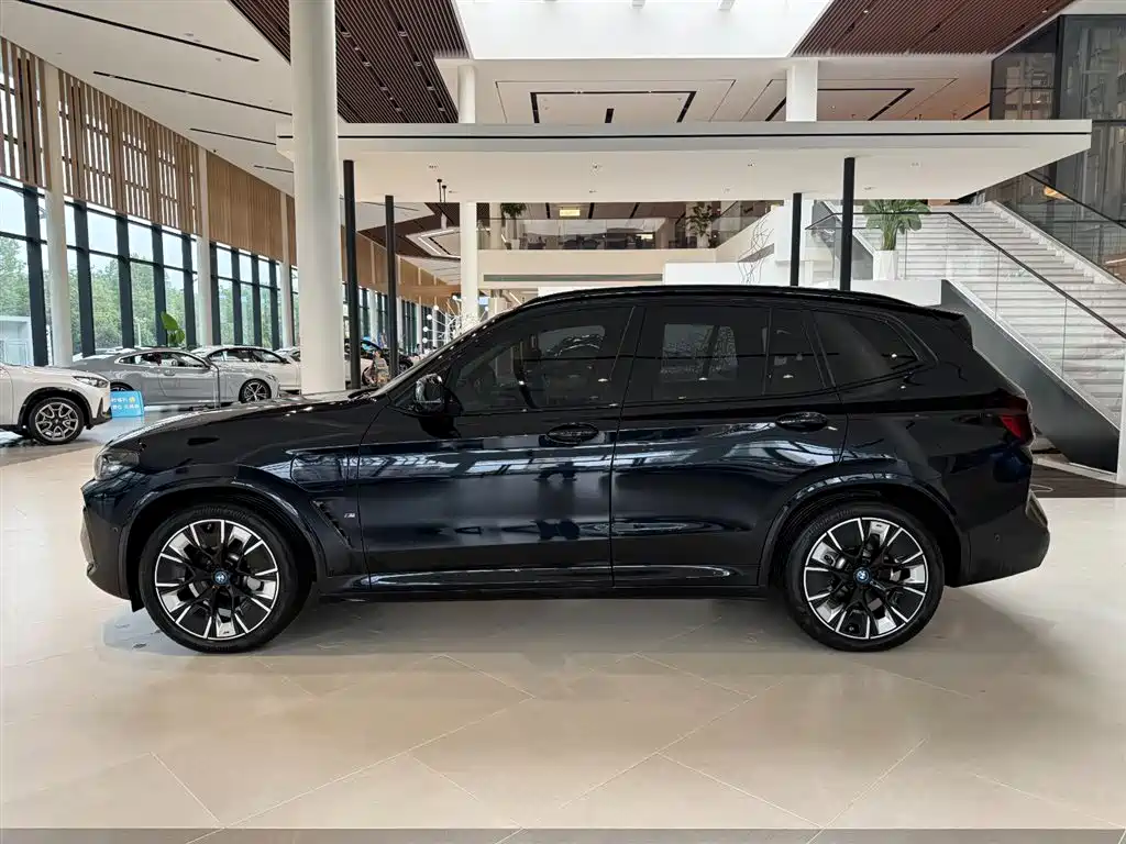 BMW iX3 2024