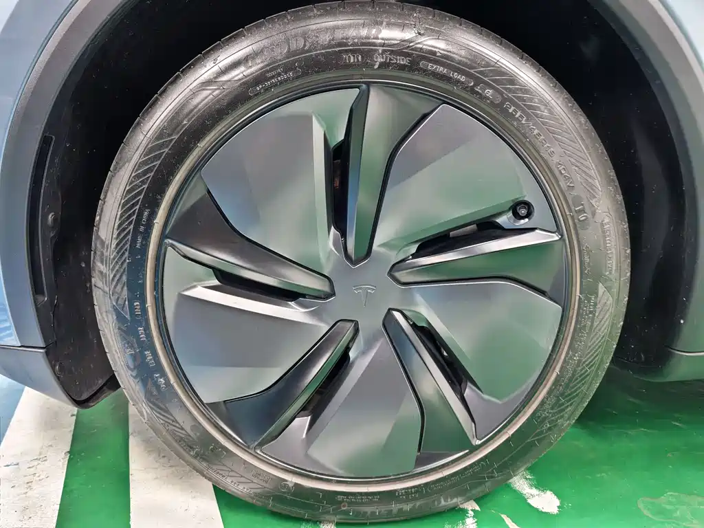 Tesla Model Y 2025